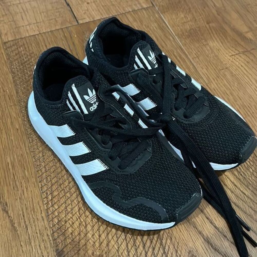 Swift Run Lace Up Sneakers (Little Kid) 3.5